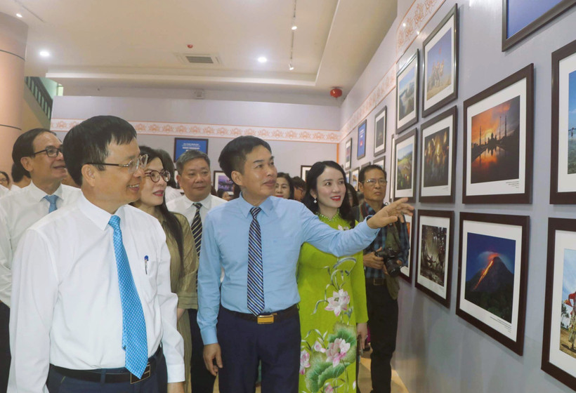 Visitors to the exhibition at the Nghe An provincial Museum (Photo: VNA)