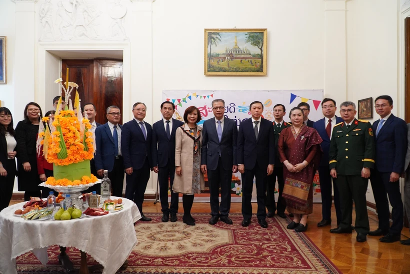 Delegates from the two embassies pose for a photo at the celebration. (Photo: VNA)