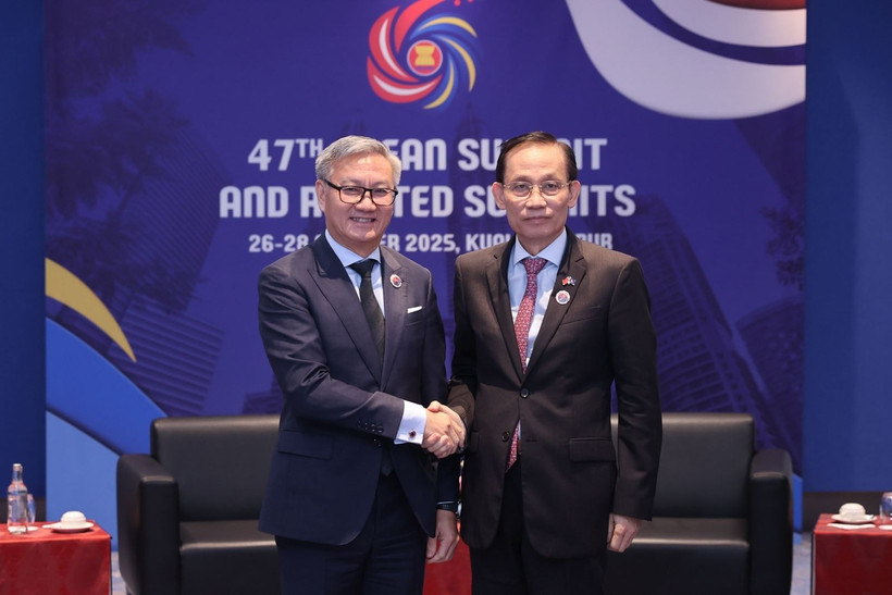 Minister of Foreign Affairs Le Hoai Trung (R) and Lao Foreign Minister Thongsavanh Phomvihane (Photo: VNA)