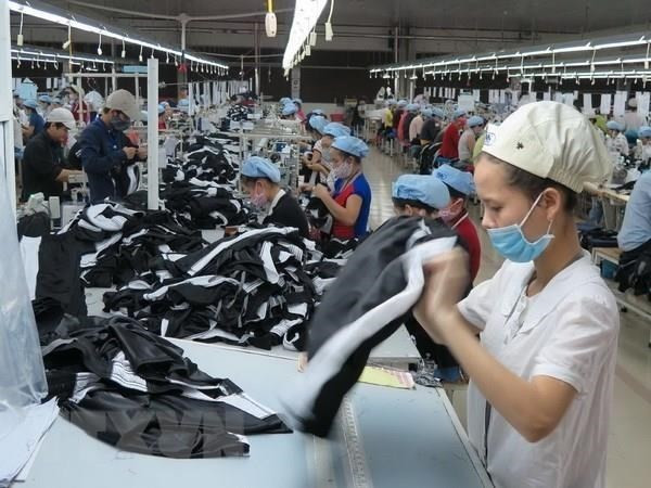 Workers produce textile and garment for export. (Illustrative photo: VNA)