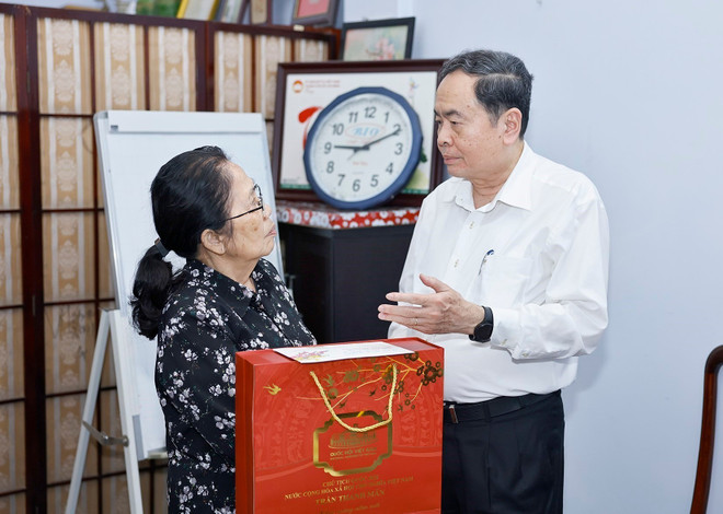 Chairman of the National Assembly Tran Thanh Man visits and extends New Year greetings to Professor and Doctor Nguyen Thi Ngoc Phuong, former Vice Chairwoman of the NA and former Director of Tu Du Hospital, in Ho chi Minh Chi on January 25. (Photo: VNA) nguyen-thi-ngoc-phuong.jpg