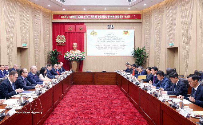 The talks between Vietnamese Minister of Public Security General Luong Tam Quang and Russian Minister of Emergency Situations Aleksandr Kurenkov in Hanoi on March 5 (Photo: VNA)