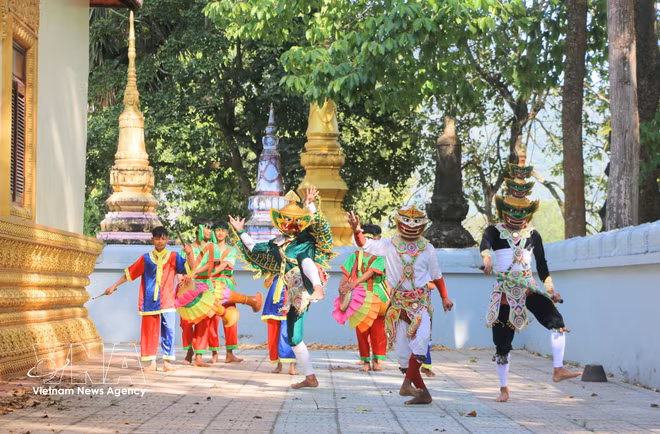 The Chhay-dam drum dance of the Khmer community in An Giang province (Photo: VNA)
