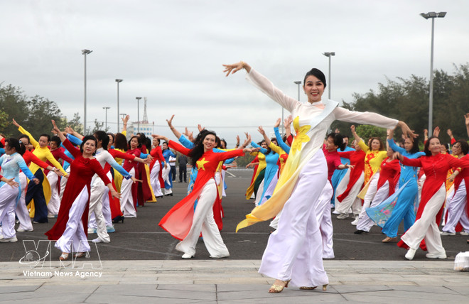 vnanet-potal-hon-1000-phu-nu-phu-yen-dong-dien-ao-dai-7901341.jpg