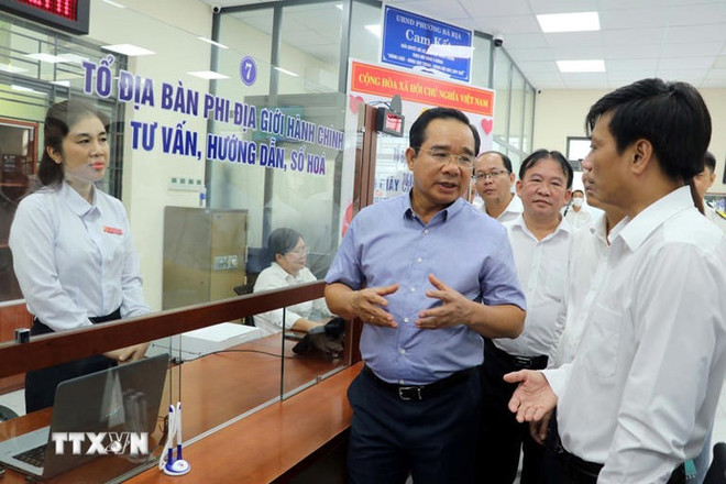Chairman of the People's Committee of Ho Chi Minh City Nguyen Van Duoc inspects the Public Administrative Service Centre of Ba Ria ward. (Photo: VNA)