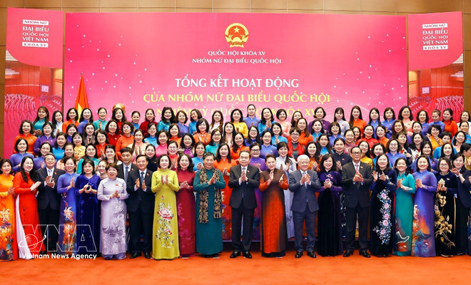 National Assembly Chairman Tran Thanh Man and officials attend a ceremony reviewing the activities of the Group of Women Deputies of the 15th National Assembly in Hanoi on December 9, 2025. (Photo: VNA)