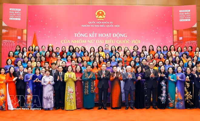 National Assembly Chairman Tran Thanh Man and officials attend a ceremony reviewing the activities of the Group of Women Deputies of the 15th National Assembly in Hanoi on December 9, 2025. (Photo: VNA)