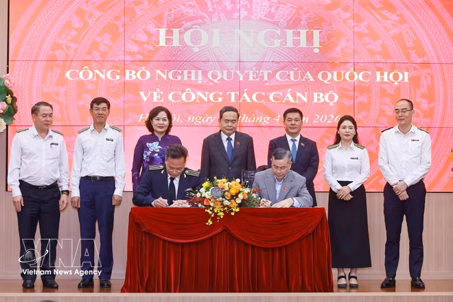 vnanet-potal-chu-tich-quoc-hoi-trao-nghi-quyet-cua-quoc-hoi-cho-tong-kiem-toan-nha-nuoc-8686820.jpg
