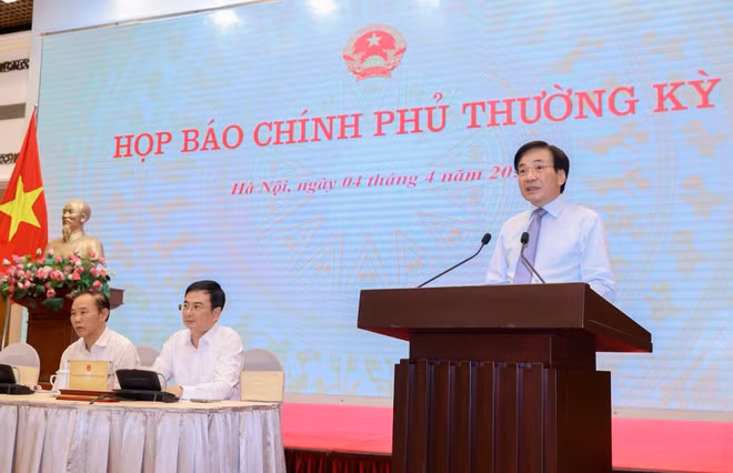 Minister and Chairman of the Government Office Tran Van Son speaks at the briefing. (Photo: baochinhphu.vn)
