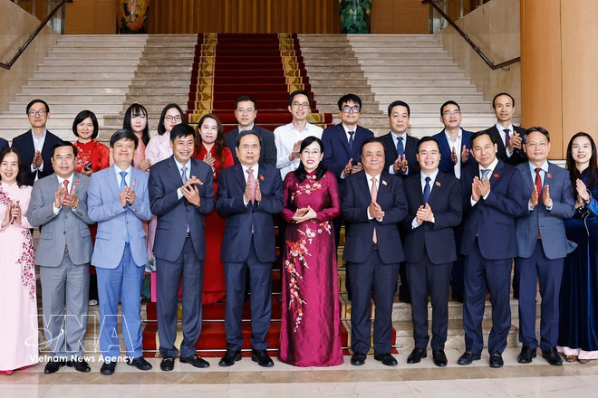 National Assembly Chairman Tran Thanh Man (front, fifth from left) and leaders of the NA's Commitee for Science, Technology and Environment pose for a group photo (Photo: VNA)