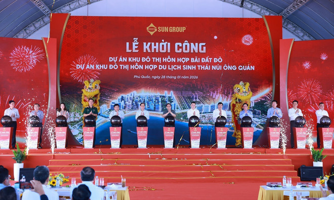 Prime Minister Pham Minh Chinh and officials launch the construction of two APEC-related projects: the Bai Dat Do (Ruby Beach) mixed-use urban area and the Ong Quan Mountain mixed-use eco-tourism and urban area on January 28. (Photo: VNA)