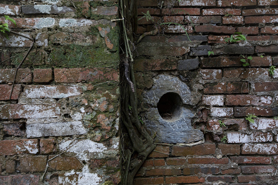 Inside the archway of two gates are square stones with circular holes, believed by local elders to have been used for locking bars at the citadel gates. (Photo: VNA)