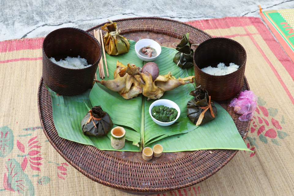 Offerings include boiled chicken, upland sticky rice, liquor, fish, pork, and stream moss salad. (Photo: VNA)