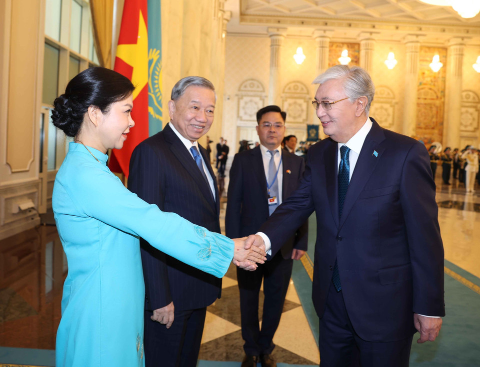 President of Kazakhstan Kassym-Jomart Tokayev welcomes General Secretary To Lam and his spouse. (Photo: VNA)