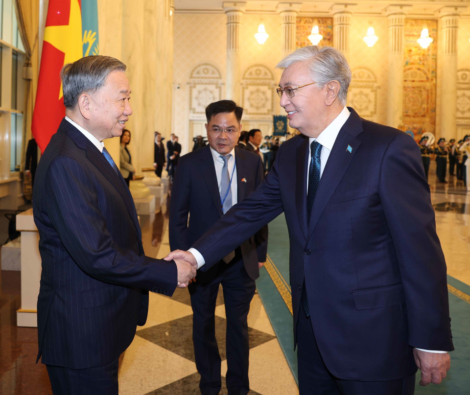 President of Kazakhstan Kassym-Jomart Tokayev welcomes General Secretary To Lam. (Photo: VNA)