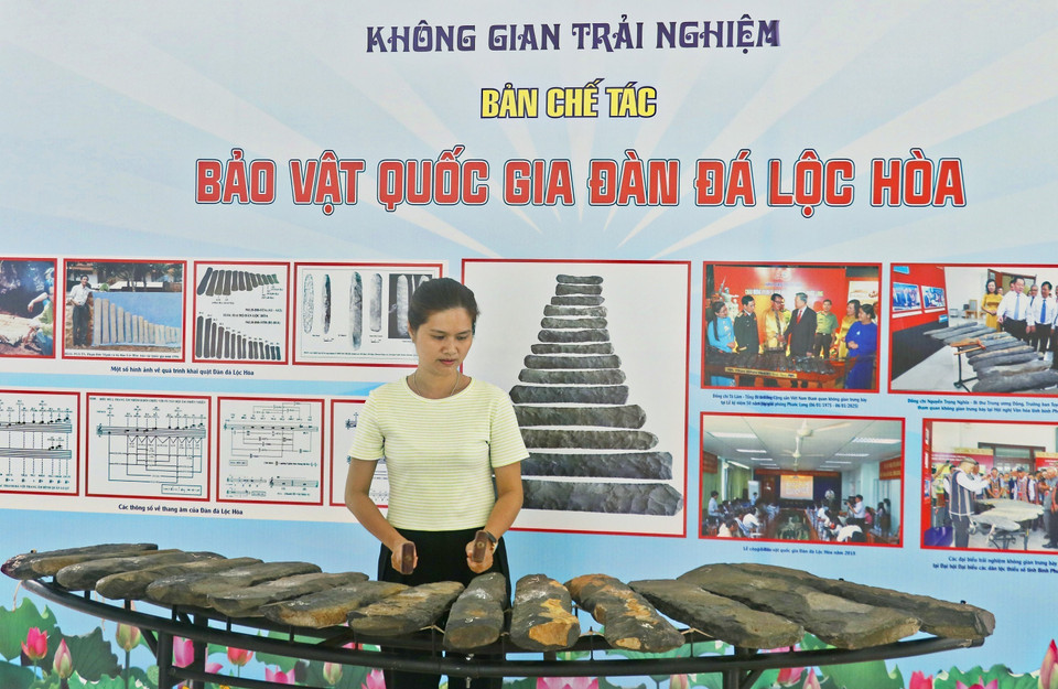 Visitors play the lithophone at the Binh Phuoc Cultural Exhibition Space, part of Dong Nai Museum. (Photo: VNA)