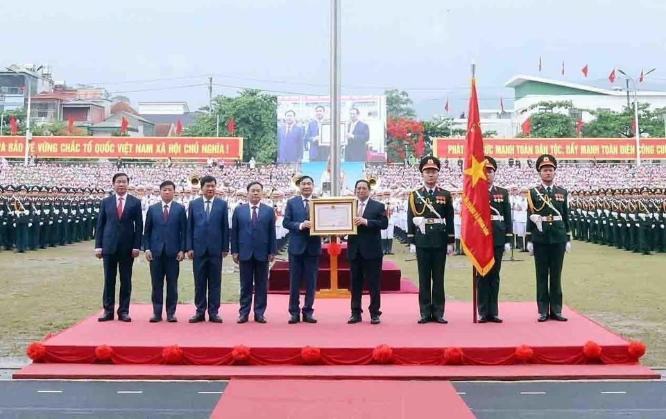 Prime Minister Pham Minh Chinh presents the first-class Independence Medal to the Party Committee, government and people of Dien Bien province at the 70th Anniversary of Dien Bien Phu Victory Ceremony, May 7, 2024. (Photo: VNA)