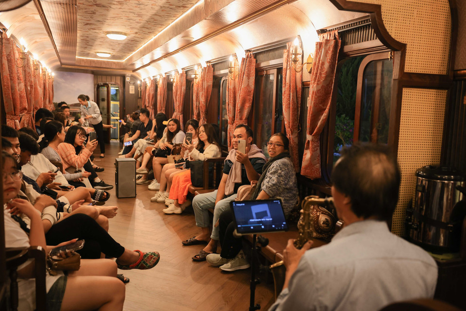 Many visitors have embraced the experience of live music aboard the “Dreamy night in Da Lat” train. (Photo: VNA)