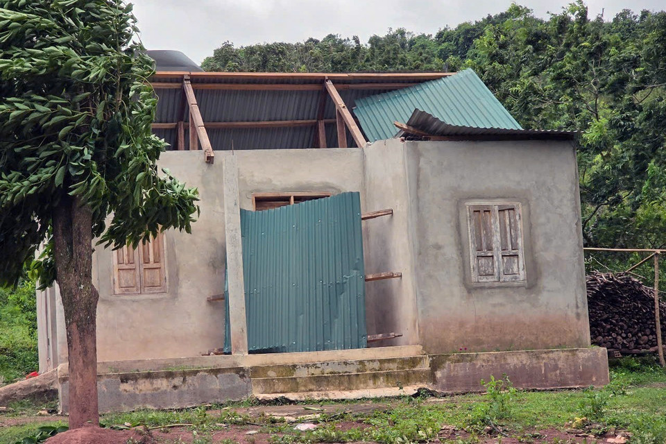 Many houses in La Lay commune, Quang Tri province, had their roofs blown off due to Storm No. 3. (Photo: VNA)