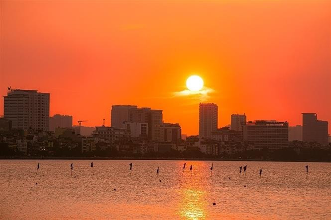 The radiant glow of an autumn sunset over West Lake. (Photo: VNA)