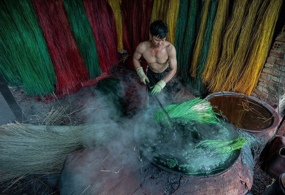 Sedge fibers must be evenly dipped into boiling dye baths to maintain vibrant colors for a longer time. (Photo: VNA)