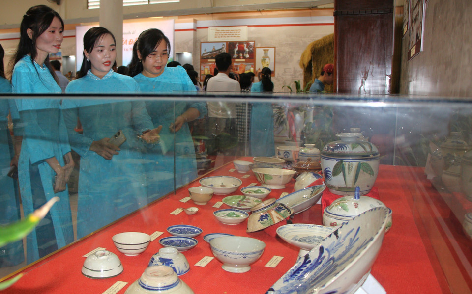 Large numbers of visitors explore the southern ceramics collection. (Photo: VNA)