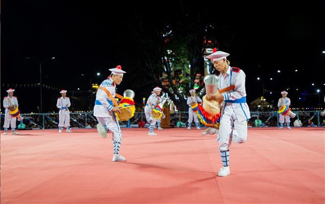 The distinctive Chhay Dam drum dance reflects the rich cultural identity of the Khmer ethnic community in the southern province of Tay Ninh. (Photo: VNA)
