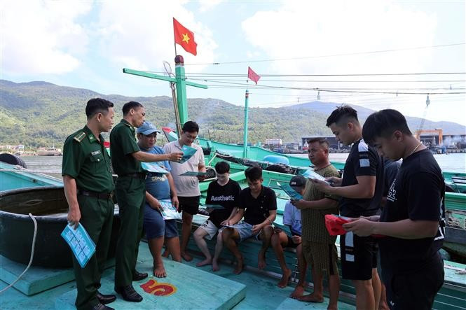 Officers and soldiers from Son Tra Border Guard Station (under Da Nang Border Guard Command) conduct an IUU awareness session for local fishermen. (Photo: VNA)