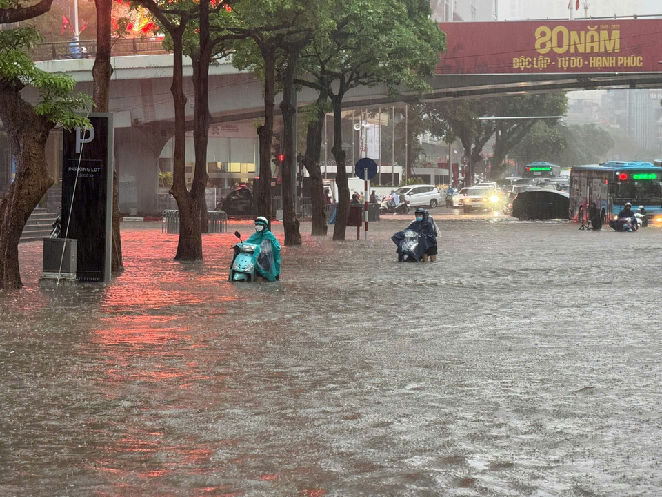 Many streets are submerged, affecting traffic in the capital. (Photo: VNA)