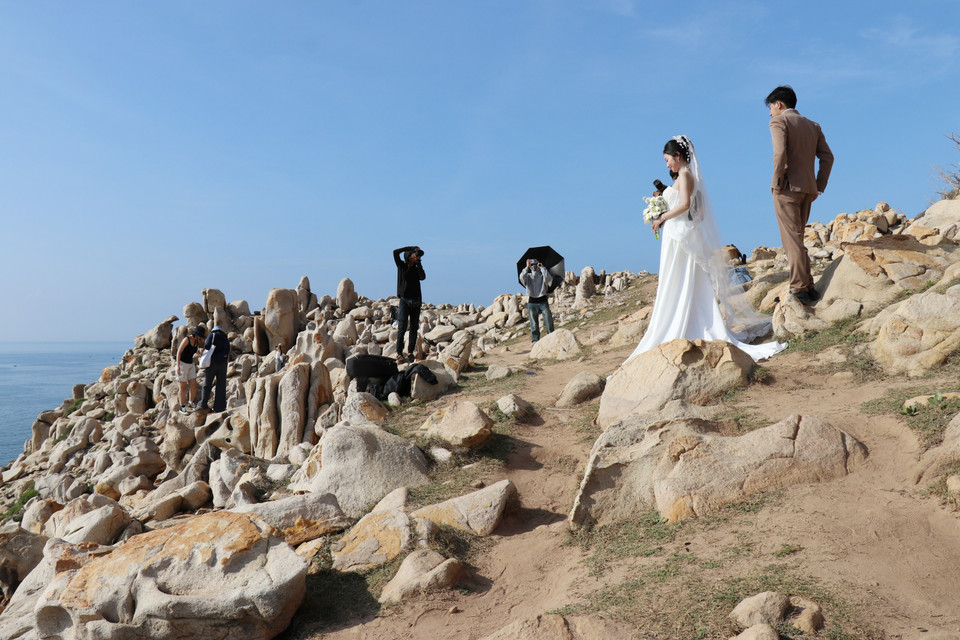 Visitors take photos at the Rock Park in Nui Chua National Park. (Photo: VNA)