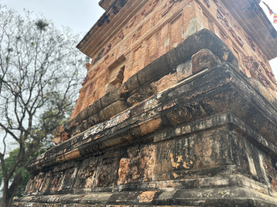 The bricks used to build the tower are decorated in a variety of ways, from stamping, pasting, to delicate carvings with a thin knife. (Photo: VNA)