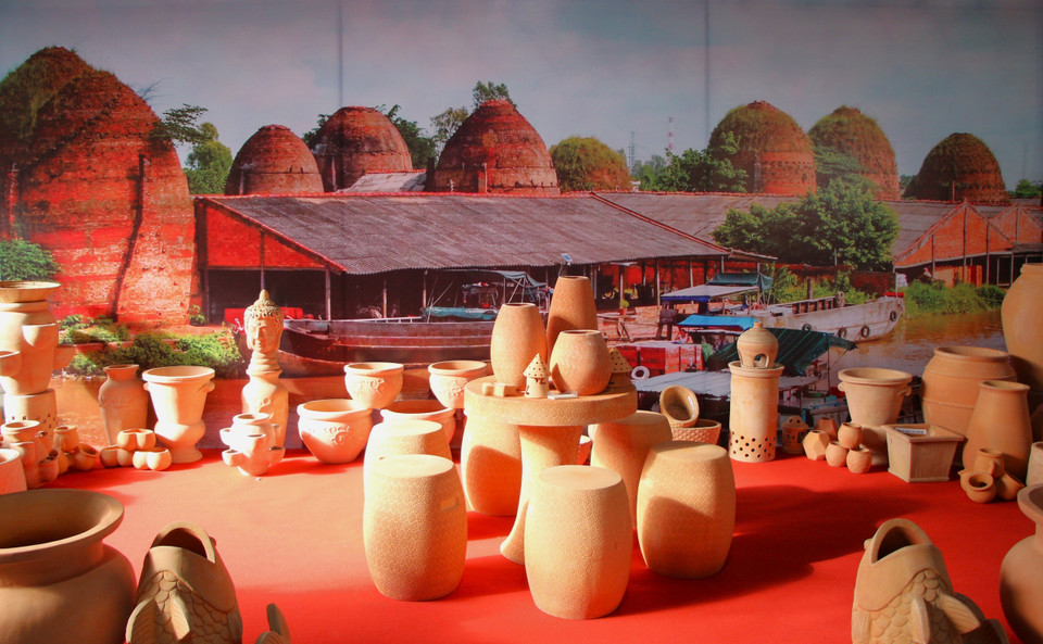 Exquisite ceramic products on display for visitors. (Photo: VNA)