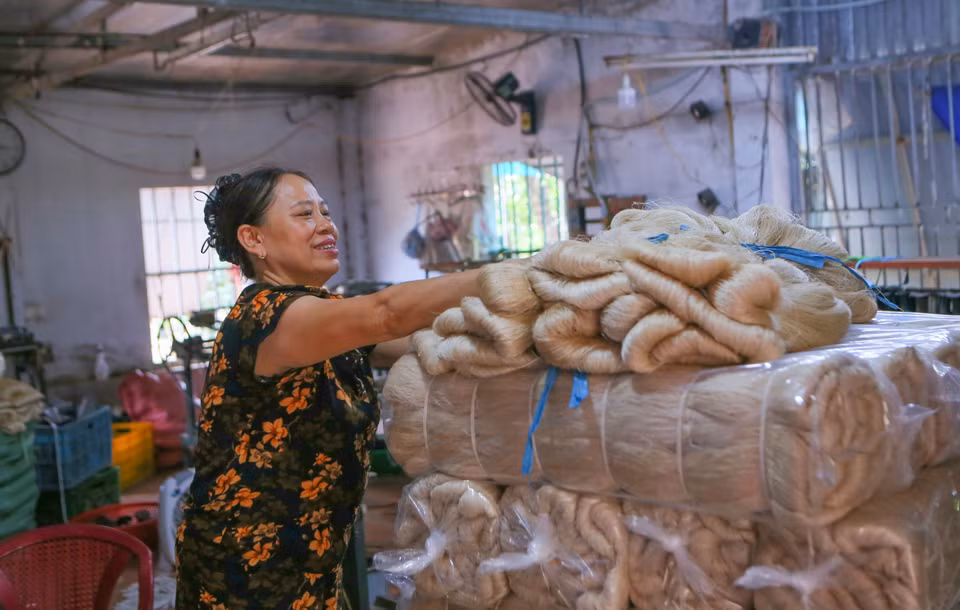 Doan Thi Hue, owner of a major silk-reeling workshop in Co Chat village, arranges silk reels to deliver to buyers. (Photo: VNA)