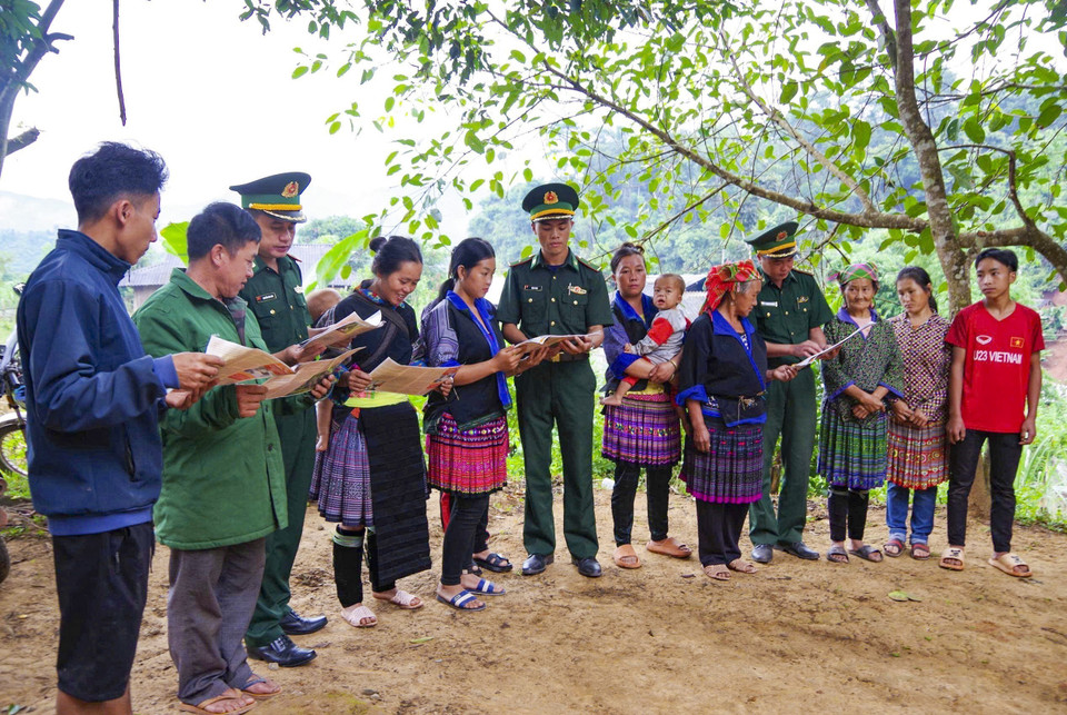 Officers and soldiers of Na Bung Border Guard Station conduct legal dissemination in Na Bung commune. (Photo: VNA)