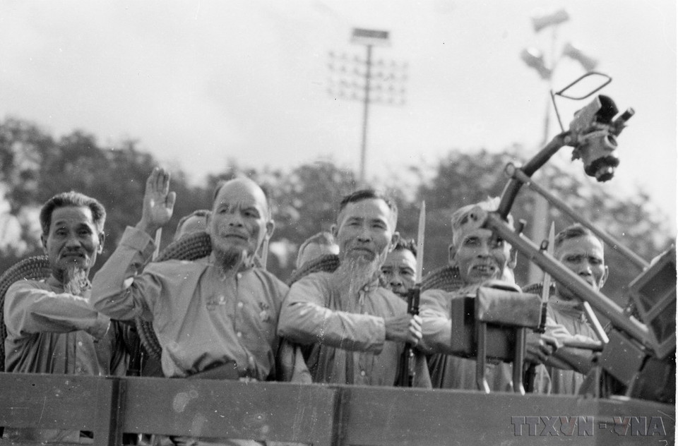Elderly militia and self-defence forces take part in the parade. (Photo: VNA)
