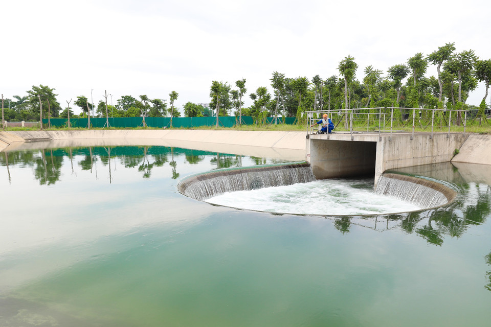 Wastewater, after settling, filtering and disinfection to meet standards, is discharged into the To Lich River. (Photo: VNA)