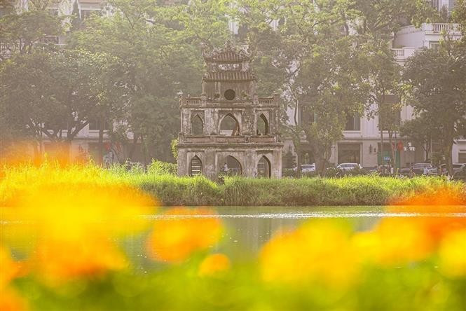 Hoan Kiem Lake under the tranquil autumn sky. (Photo: VNA)
