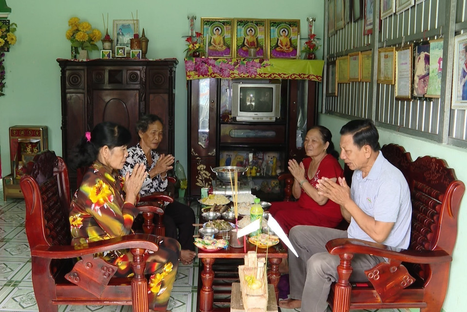 Khmer families gather at home to prepare special dishes as heartfelt offerings to ancestors during Sene Dolta, reflecting family bonds and gratitude. (Photo: VNA)