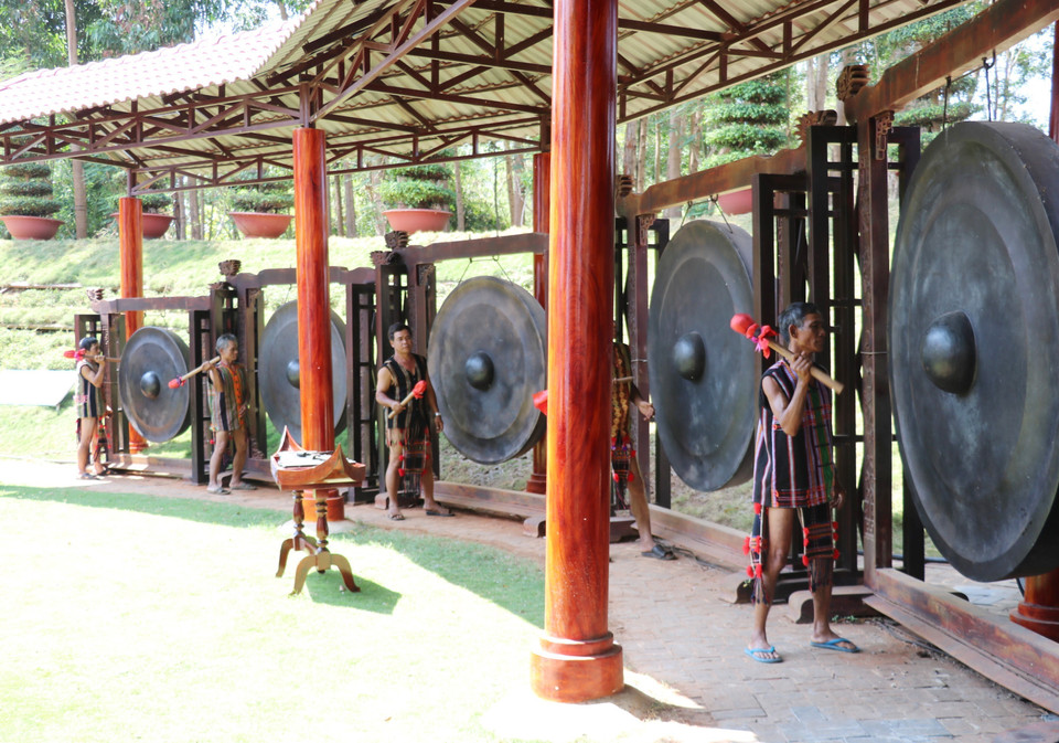 S’tieng artisans perform gong music at the S’tieng Ethnic Culture Preservation Area in Bom Bo hamlet. (Photo: VNA)