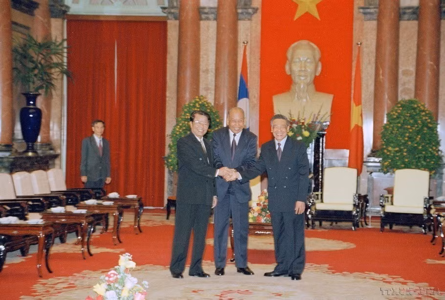 General Secretary Le Kha Phieu and President Tran Duc Luong meet LPRP President and President of Laos Khamtay Siphandone during his official friendly visit to Vietnam in 1999. (Photo: VNA)