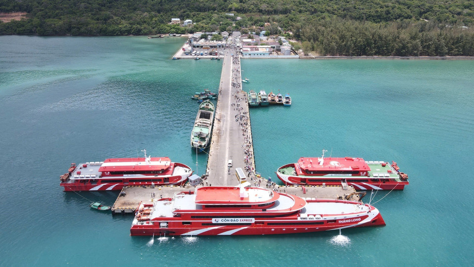 High-speed passenger ferry routes connecting Con Dao with Tran De District (Soc Trang Province), Vung Tau City and Ho Chi Minh City have contributed to meeting the transportation needs of locals and tourists. (Photo: VNA)