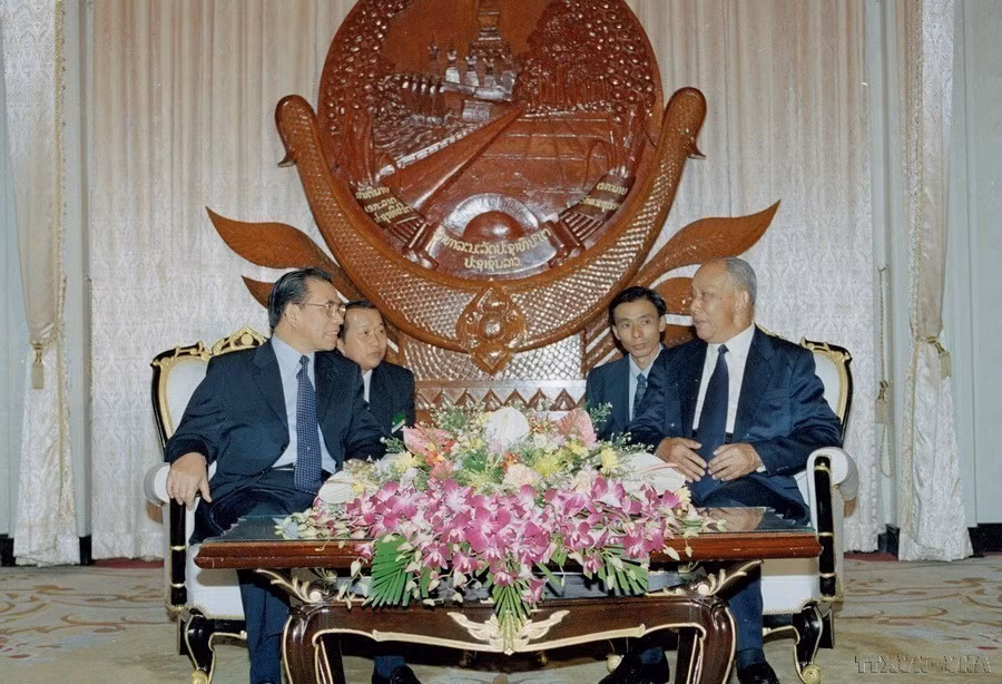 LPRP President and President of Laos Khamtay Siphandone meets General Secretary Nong Duc Manh during the latter’s friendly visit to Laos in 2001. (Photo: VNA)