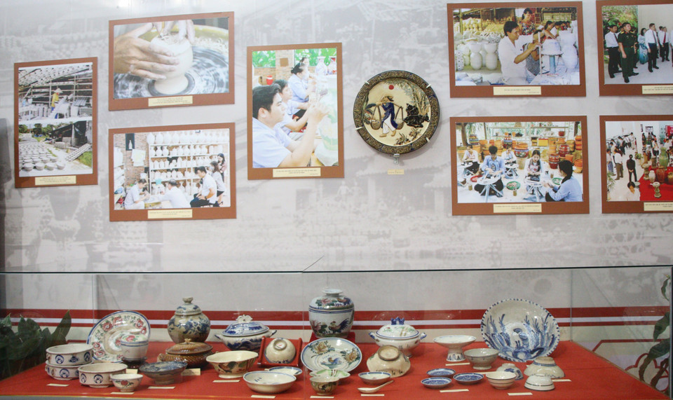More than 200 photos and ancient ceramic artefacts from southern Vietnam are on display. (Photo: VNA)