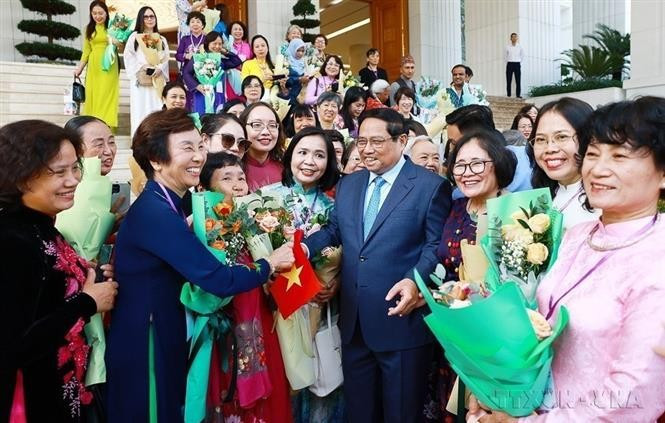 Prime Minister Pham Minh Chinh meets representatives attending the 2024 Conference of the International Network of Women Engineers and Scientists - Asia and Pacific Nation Network (INWES APNN) held in Hanoi. (Photo: VNA)
