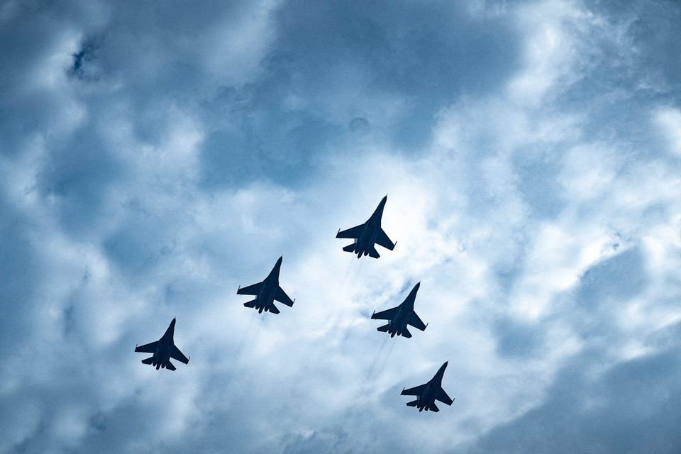 A formation of five Su-30MK2 fighter jets rehearses in an arrow formation in preparation for the A80 grand celebration. (Photo: VNA)