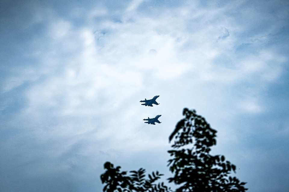Su-30MK2 fighter jets rehearse aerial manoeuvres ahead of the A80 grand celebration. (Photo: VNA)