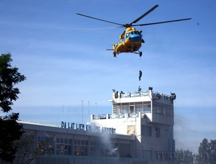 The Special Police conducting a drill involving a helicopter raid to rescue hostages and counter unlawful interference in civil aviation at Lien Khuong Airport (Lam Dong province), December 9, 2012. (Photo: VNA)