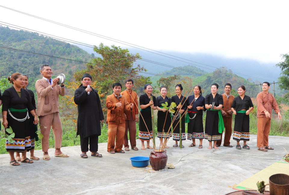 The New Year Thunder Festival, wrist-tying ceremony, clan naming, and official naming ritual are important traditions, deeply embedded in the rich and distinctive cultural identity of the O Du ethnic group. (Photo: VNA)