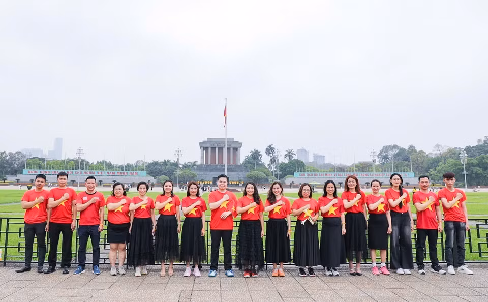 Spreading the love for the country through the image of the national flag is becoming a popular trend among young people. (Photo: VNA)