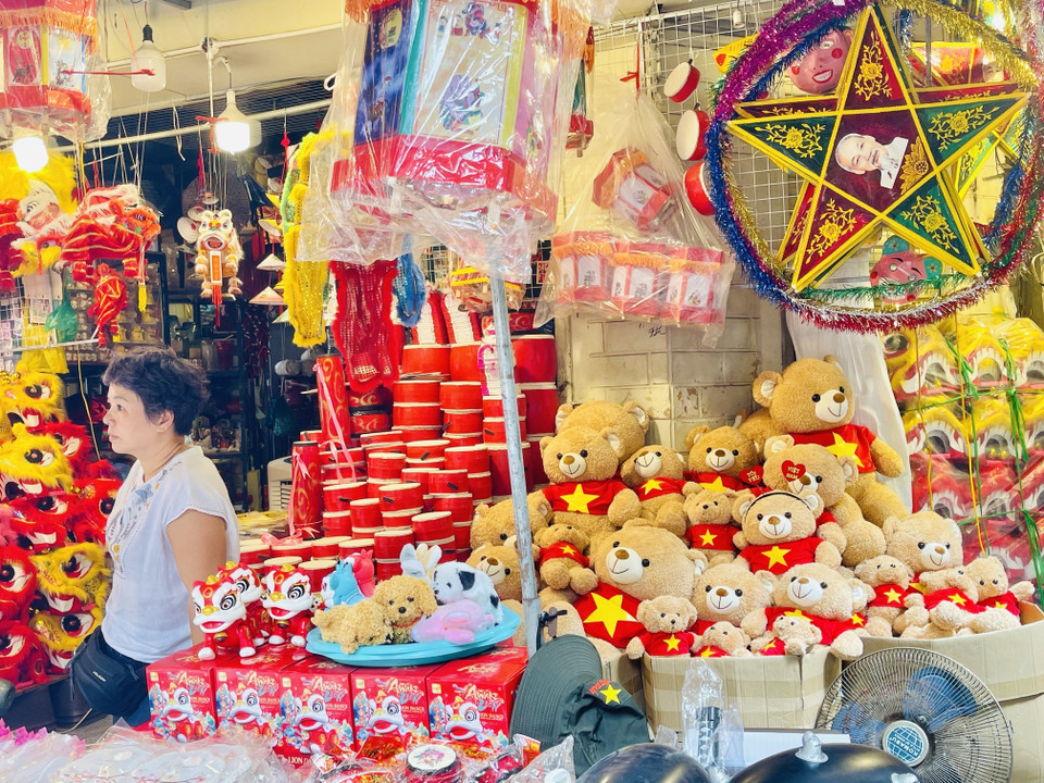 Unique Mid-Autumn toys on sale at shops along Hang Ma Street (Hoan Kiem ward, Hanoi). (Photo: VNA)